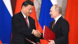 Старший партнер (председатель КНР Си Цзиньпин, слева) принимает уверения в товарной зависимости от младшего (Владимир Путин)