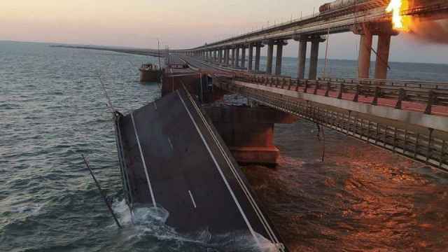 Подрыв грузовика разрушил два пролета Крымского моста